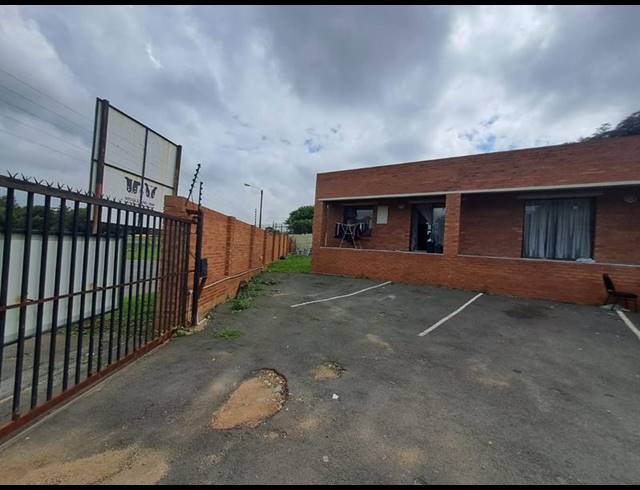 15 BEDROOM COMPLEX FOR SALE IN ILLIONDALE